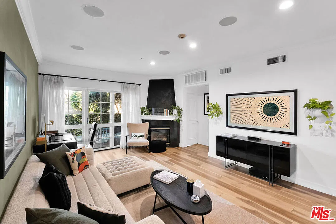 1 bed, 1.0 bath, 952 sqft, $6,100 — Photo 3