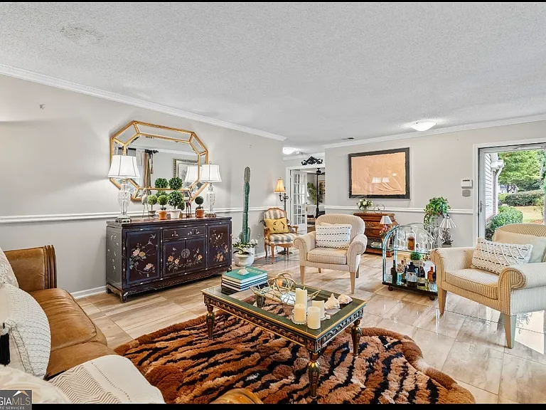 81 Hampshire Ct — Photo 6