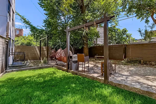 Rented by Freestone Property Group | media 9