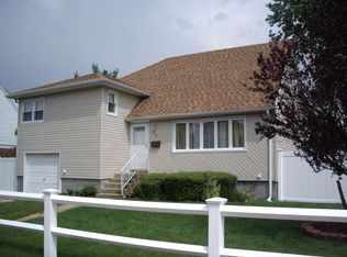 3835 Niami St, Seaford, NY 11783