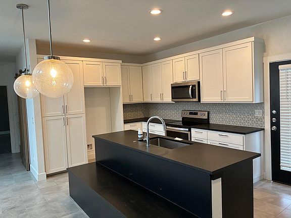 4th image of 403 N Summit Ridge Dr