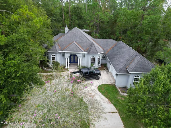 56130 Diamondhead Dr E, Diamondhead, MS 39525