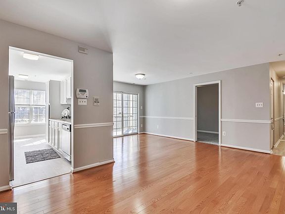5th image of 310 Blue Water Ct Unit 103
