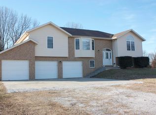 1606 W Emerald Oaks Dr, Nixa, MO 65714