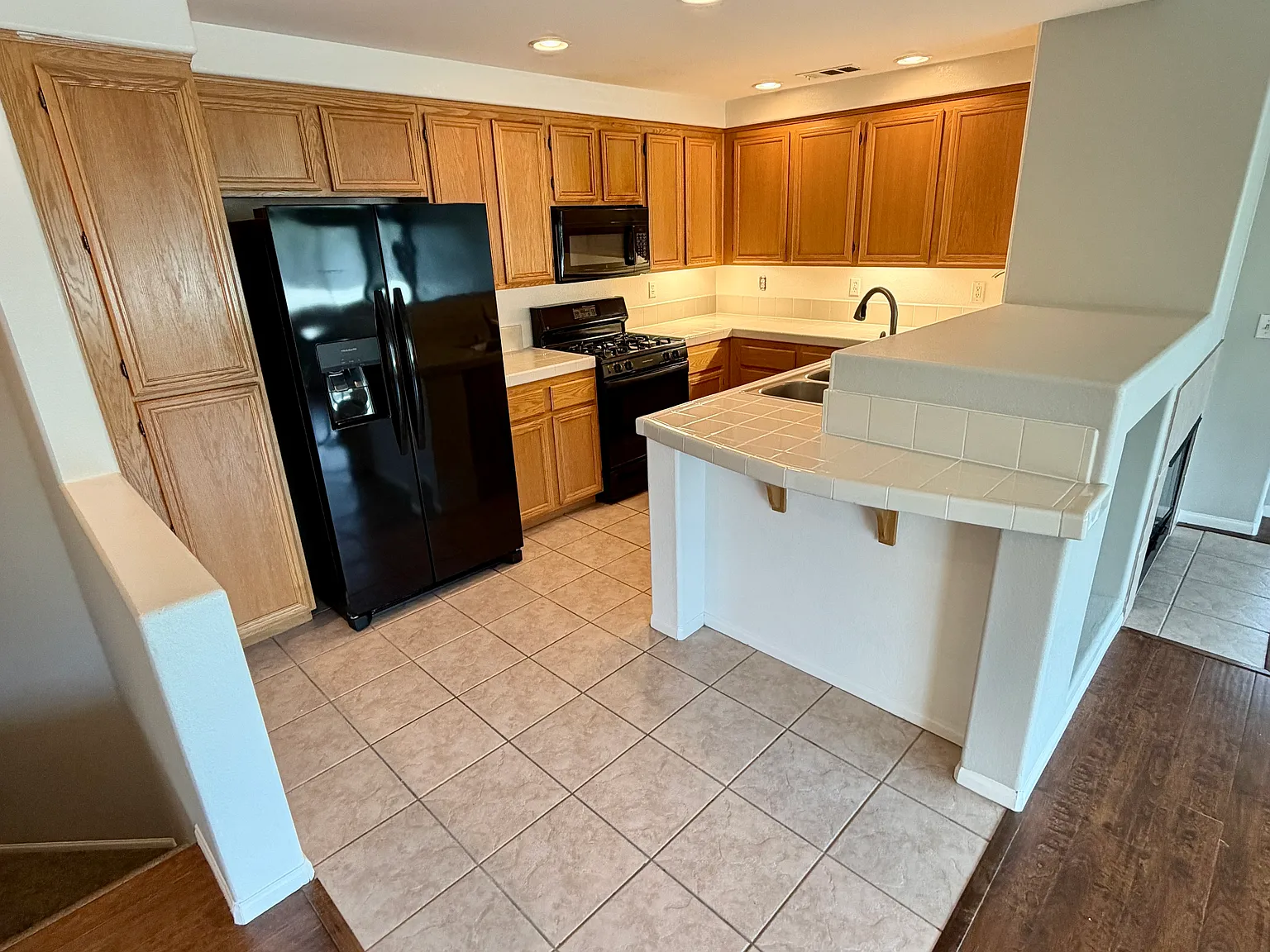 2 bed, 1039 sqft, $3,000 — Photo 3