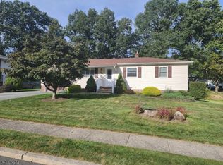 30 Summit Rd, Oak Ridge, NJ 07438