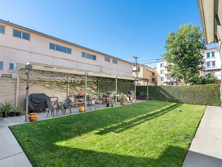 10110 Camarillo Pl. — Photo 7