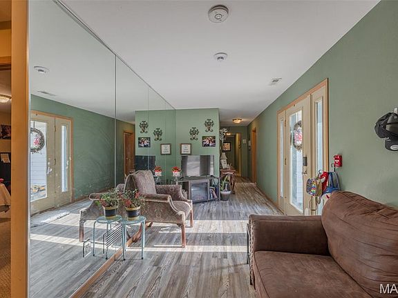 4th image of 905 Mansion Rd