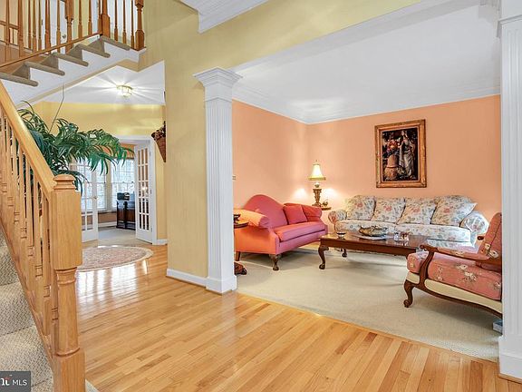 Hdwd flooring carries thu-out many of the rooms