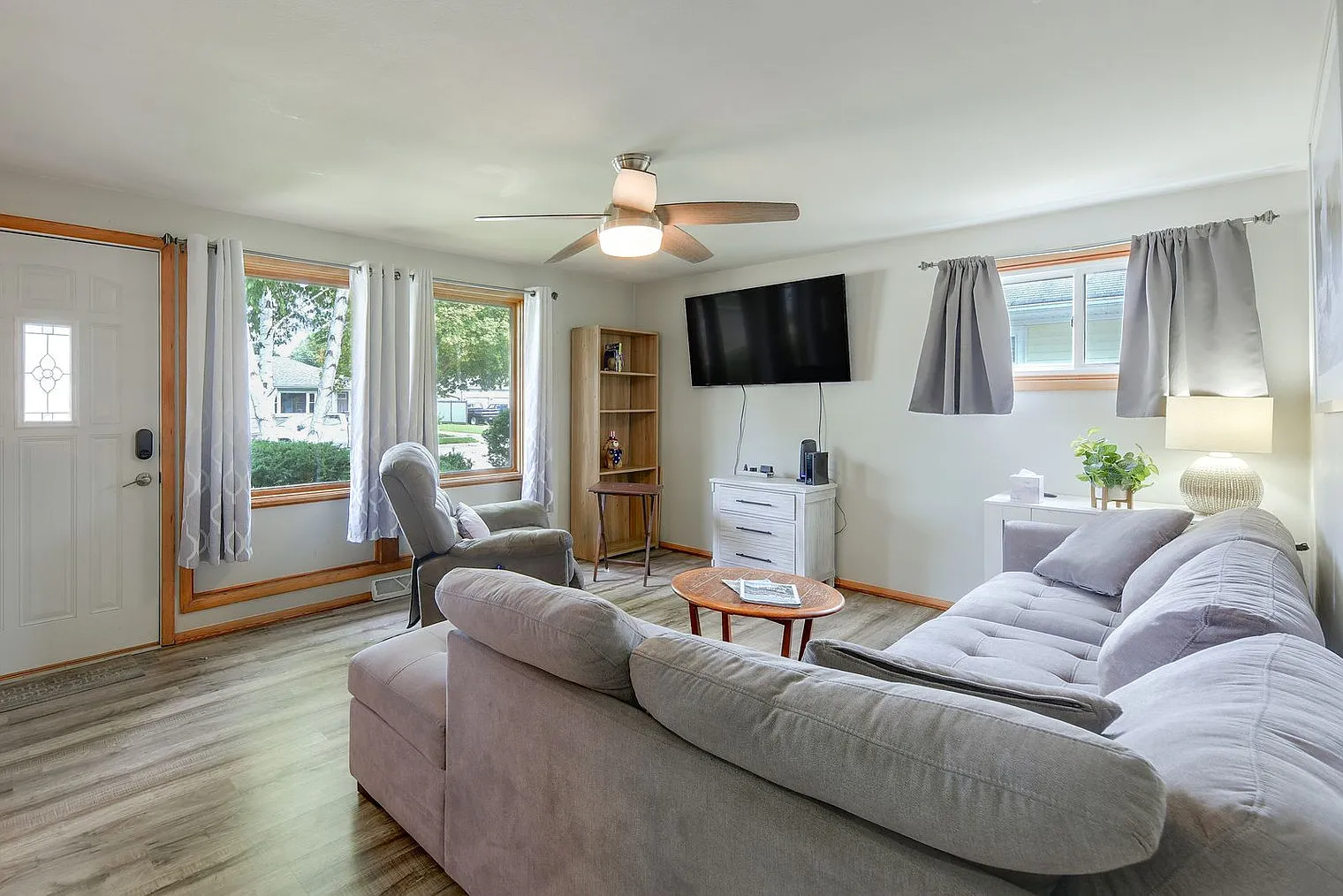 2 bed, 1.0 bath, 893 sqft, $2,919 — Photo 1