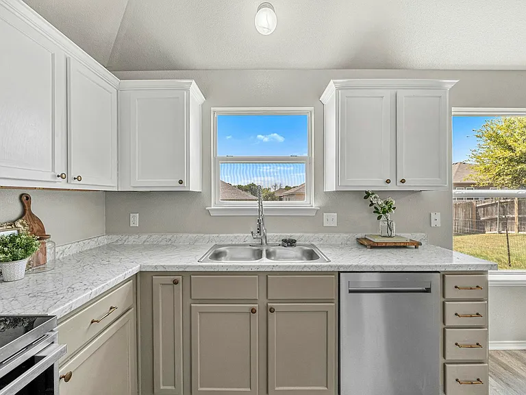 2207 Stoneham — Photo 3