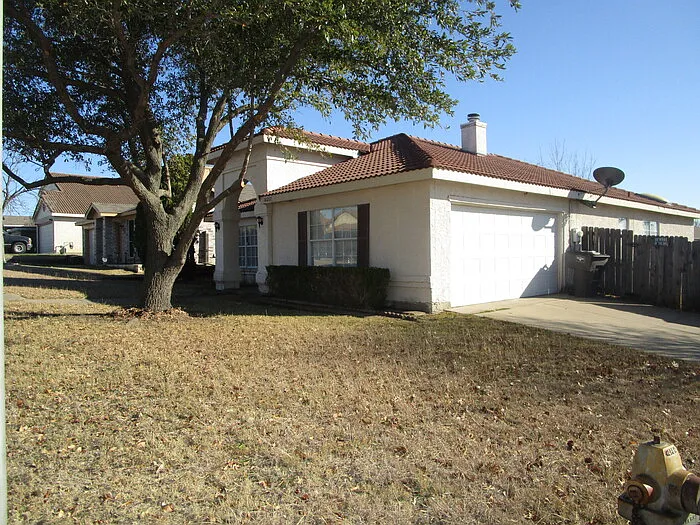 3 bed, 2.0 bath, 1826 sqft, $2,145 — Photo 2