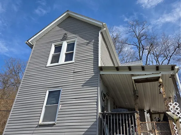 1016 Collins Memorial Dr, Chester, WV 26034