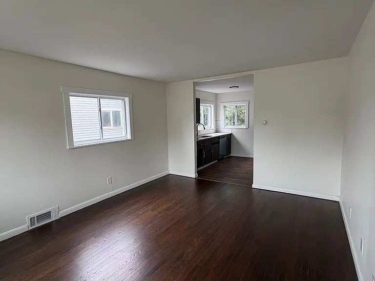959 Racine Ave — Photo 2