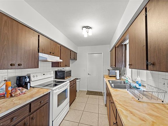 3rd image of 7503 Sanibel BLVD