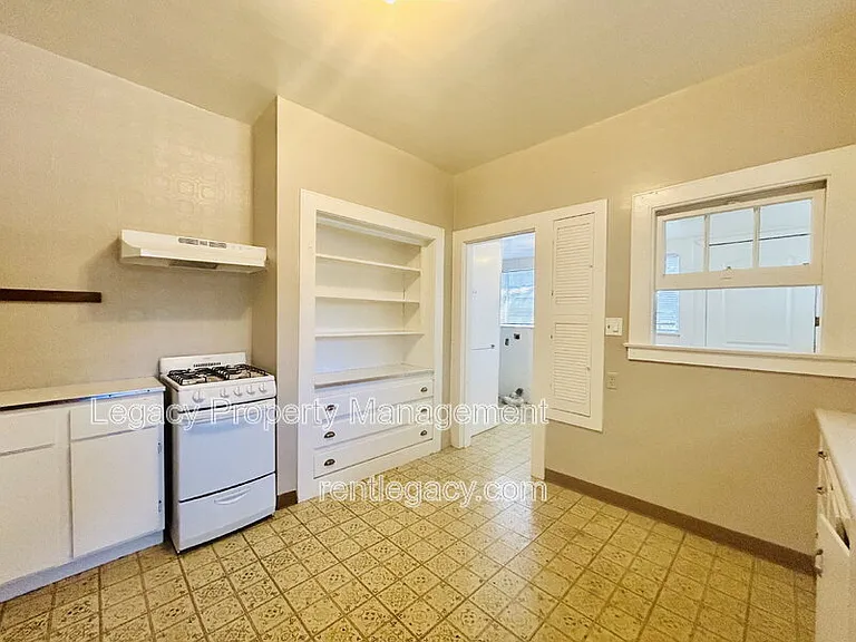 2300 E St — Photo 9