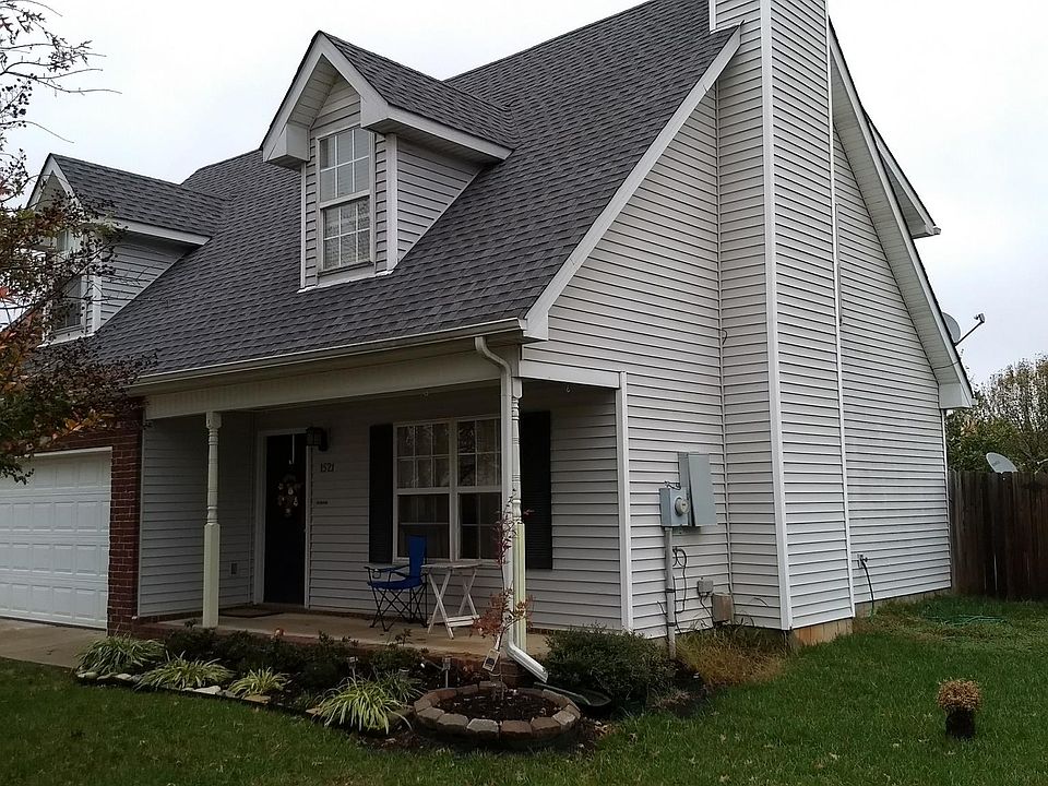 spacious 3 bedrooms upsatirs