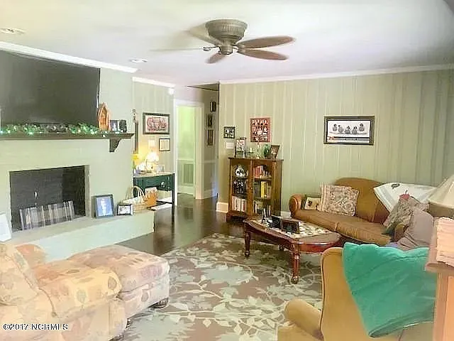 3 bed, 2.0 bath, 2478 sqft, $1,800 — Photo 3