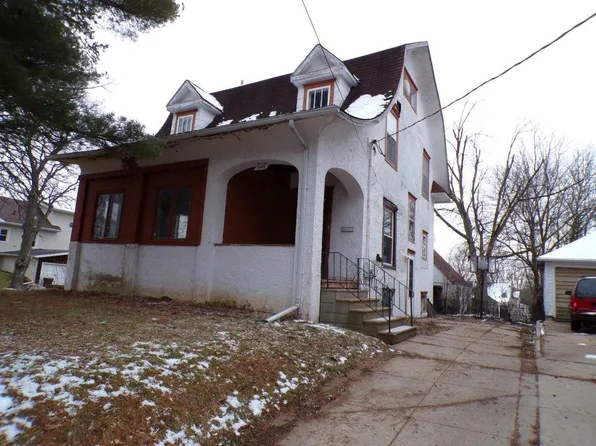 1149 W Pleasant St, Freeport, IL 61032