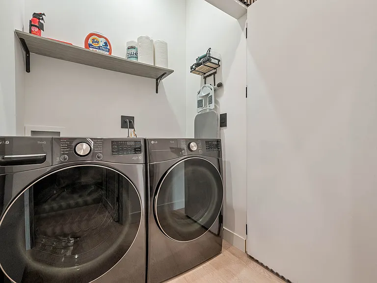 13516 Hamlin St — Photo 41