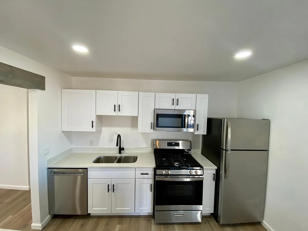 Building Photo - La Luz Dr