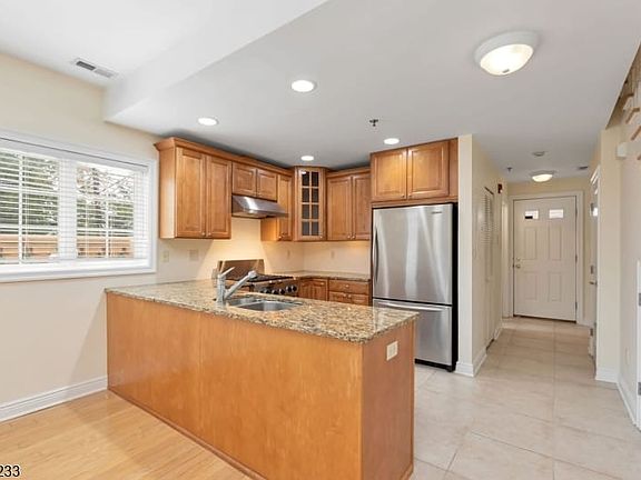 4th image of 453 Springfield Ave