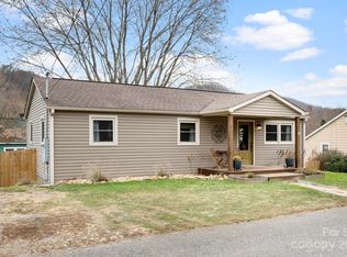 27 Stuart St, Canton, NC 28716