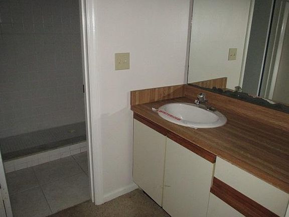 3rd image of 96 Mathews Dr APT 201