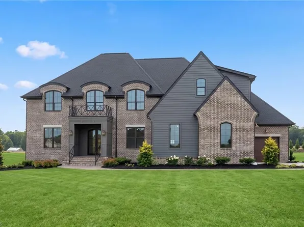 2818 Lockland Dr, Oak Ridge, NC 27310