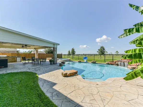 9719 Wincrest Dr, Mont Belvieu, TX 77523