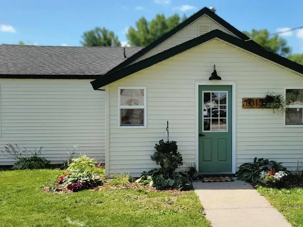 1013 10th St NE, Independence, IA 50644