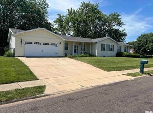 2400 Locust St, Pekin, IL 61554
