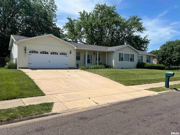 2400 Locust St, Pekin, IL 61554