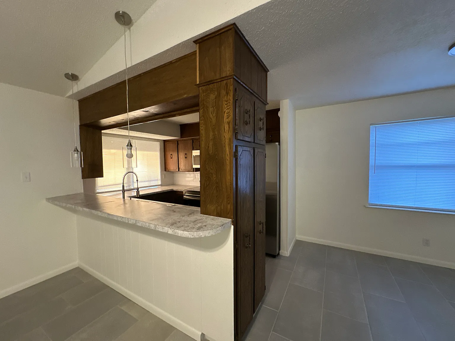 3 bed, 2.0 bath, 1532 sqft, $1,292 — Photo 2