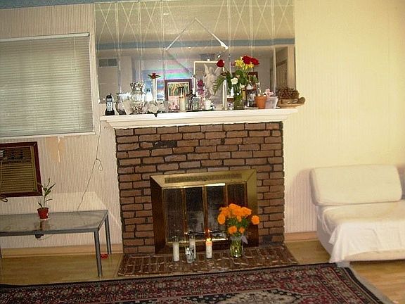 living room w/firepalce