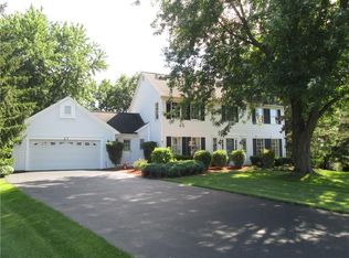 27 Kerry Hl, Fairport, NY 14450