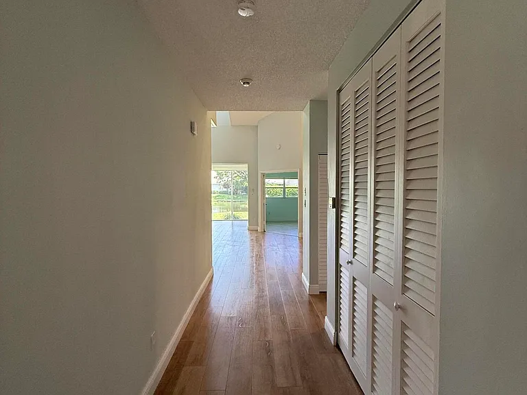 225 N Lakeshore Dr — Photo 10