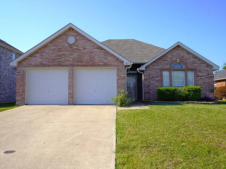 137 Magnolia Ln — Photo 1