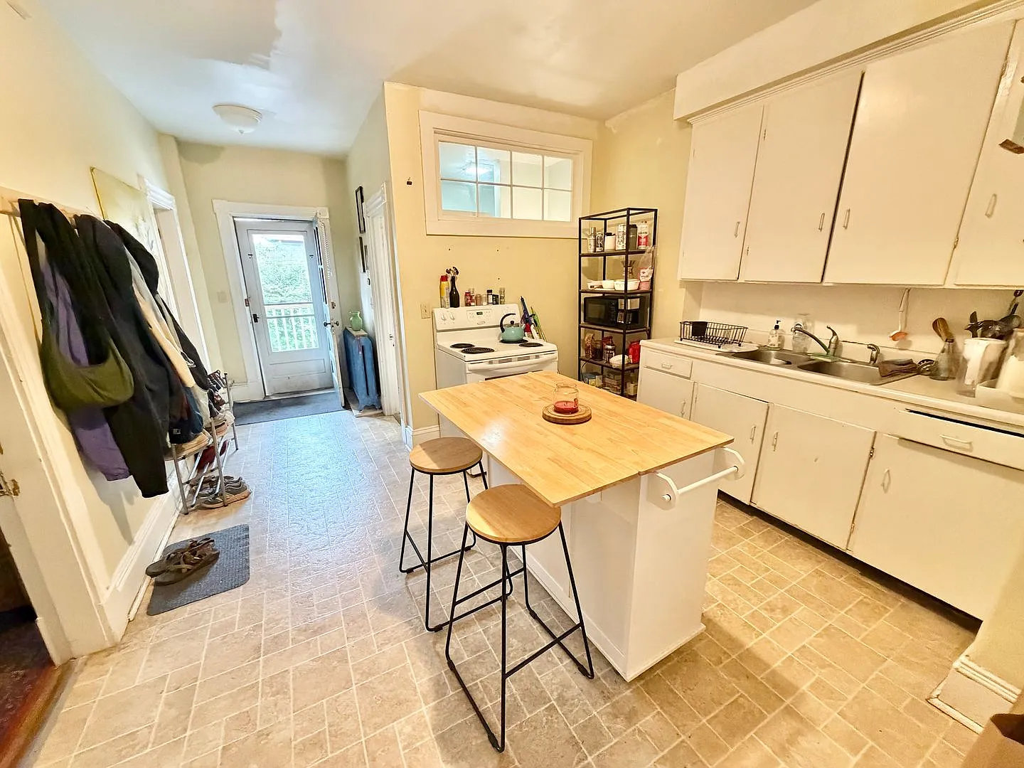 3 Bedroom Apartment in Burlington VT Available 10/1! — Photo 1
