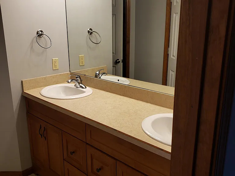 Dual vanity sinks in ensuite #2