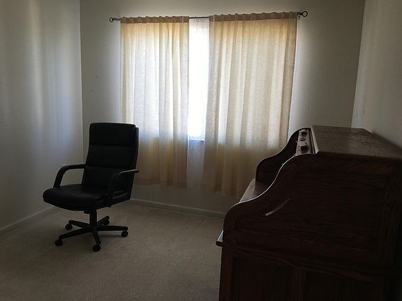 5th image of 425 Fieldstone Dr