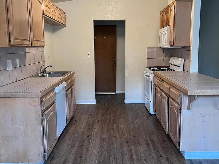 1129 Ocala Ave — Photo 3