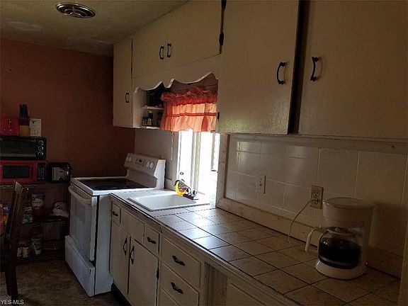 3rd image of 1327 Morton Ave