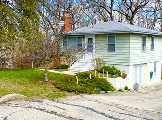 215 Valley Dr, Oakwood Hills, IL 60013