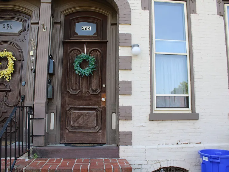 564 Race St — Photo 2