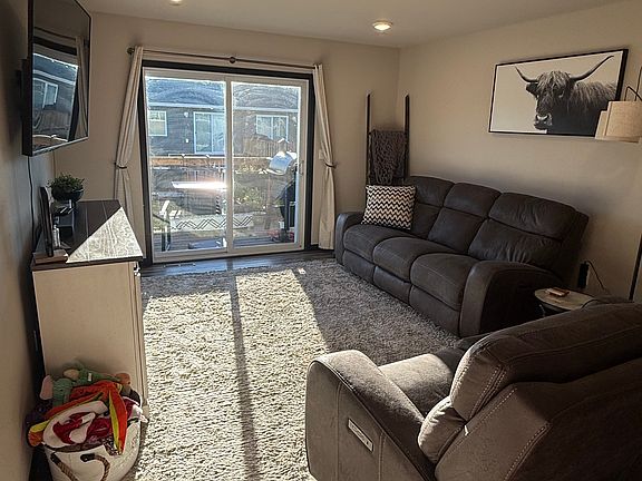 3rd image of 137 Pine Ave