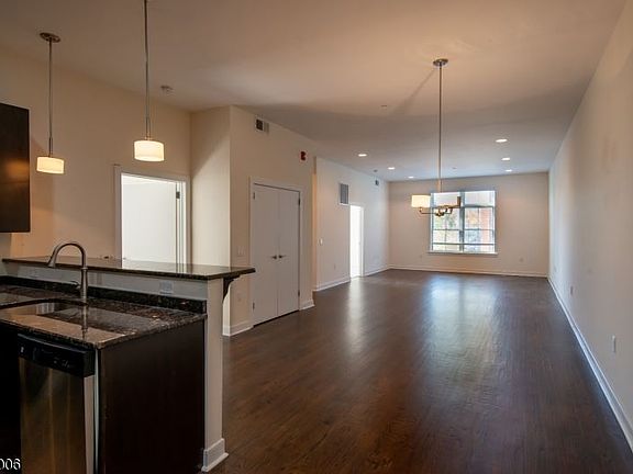 3rd image of 192 Bloomfield Ave #3C