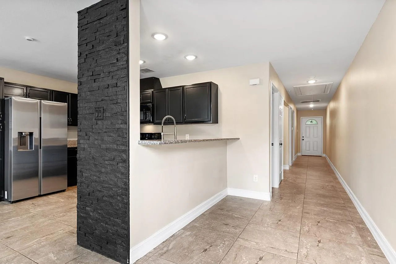 2 bed, 1.0 bath, 1940 sqft, $1,350 — Photo 4