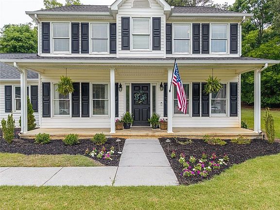 3rd image of 226 Charles Dr NE