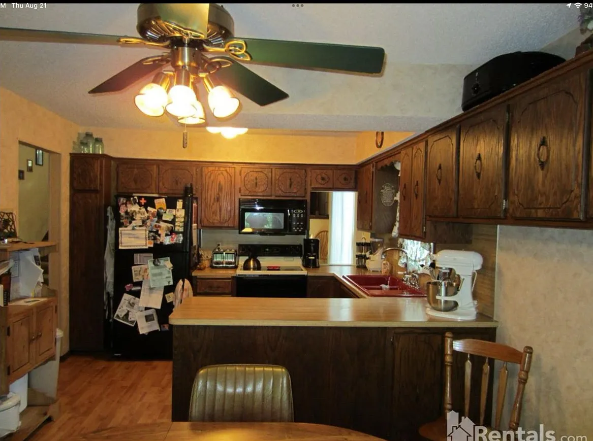 4 bed, 2600 sqft, $2,995 — Photo 4